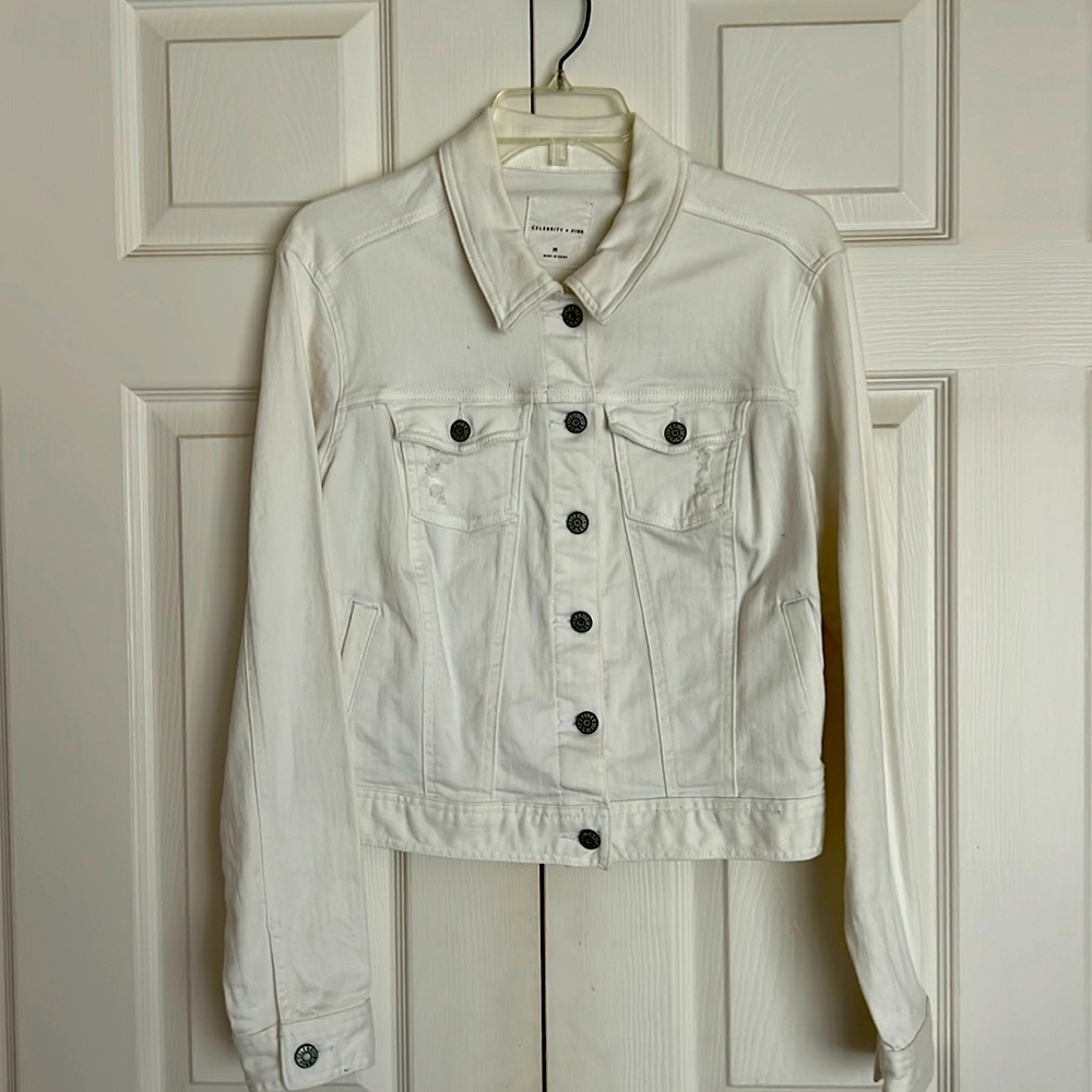 White denim stretch jacket. Silver buttons.